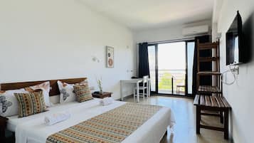 Zimmer, 1 Queen-Bett, Strandblick | 1 Schlafzimmer, Zimmersafe, Schreibtisch, laptopgeeigneter Arbeitsplatz
