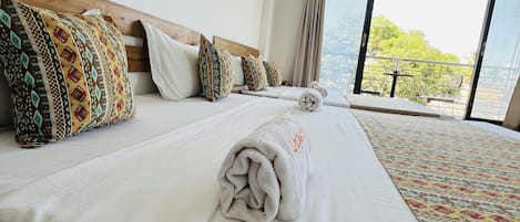 Chambre Familiale, plusieurs lits, vue plage | 1 chambre, coffres-forts dans les chambres, bureau