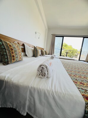 Familierom, flere senger, strandutsikt | Safe på rommet, skrivebord, skrivebord for bærbar PC og lydisolert