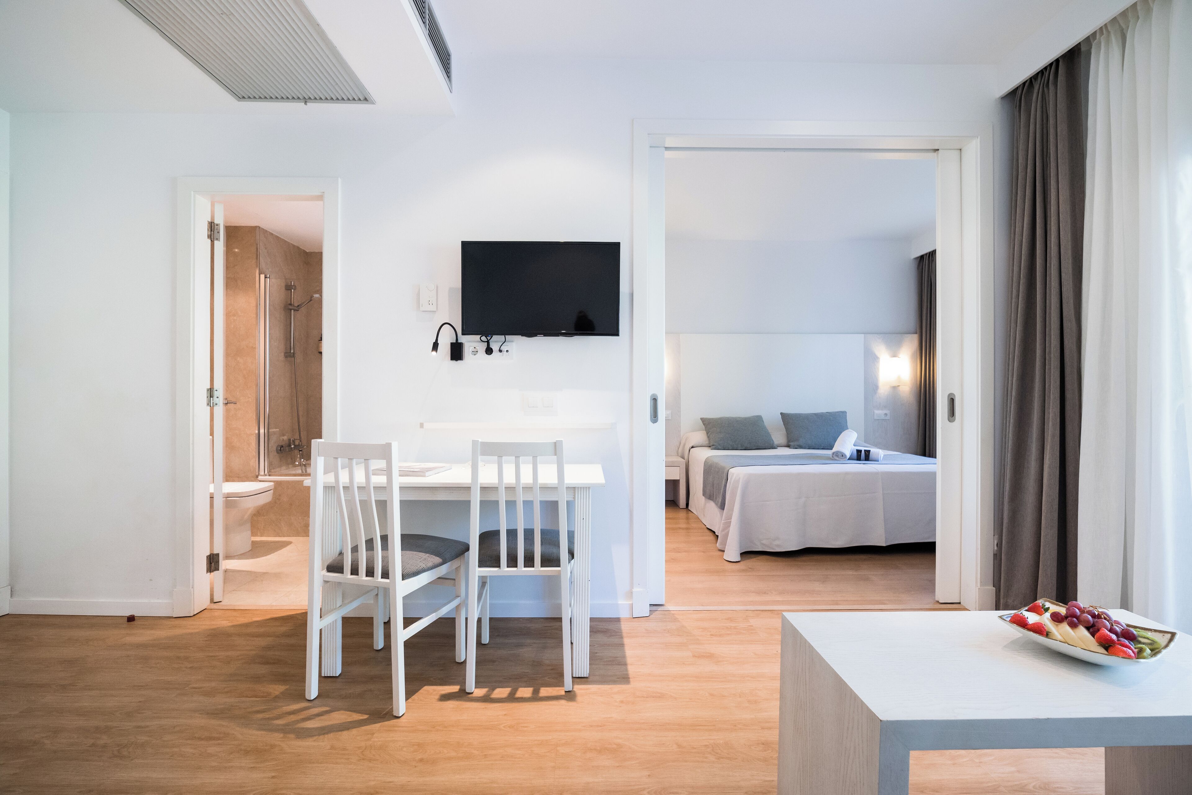 1 bedroom, desk, soundproofing, cots/infant beds