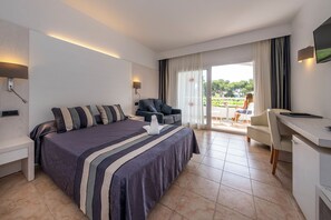 Desk, soundproofing, cots/infant beds, free WiFi - Sagitario Princesa Playa (Ciutadella de Menorca)