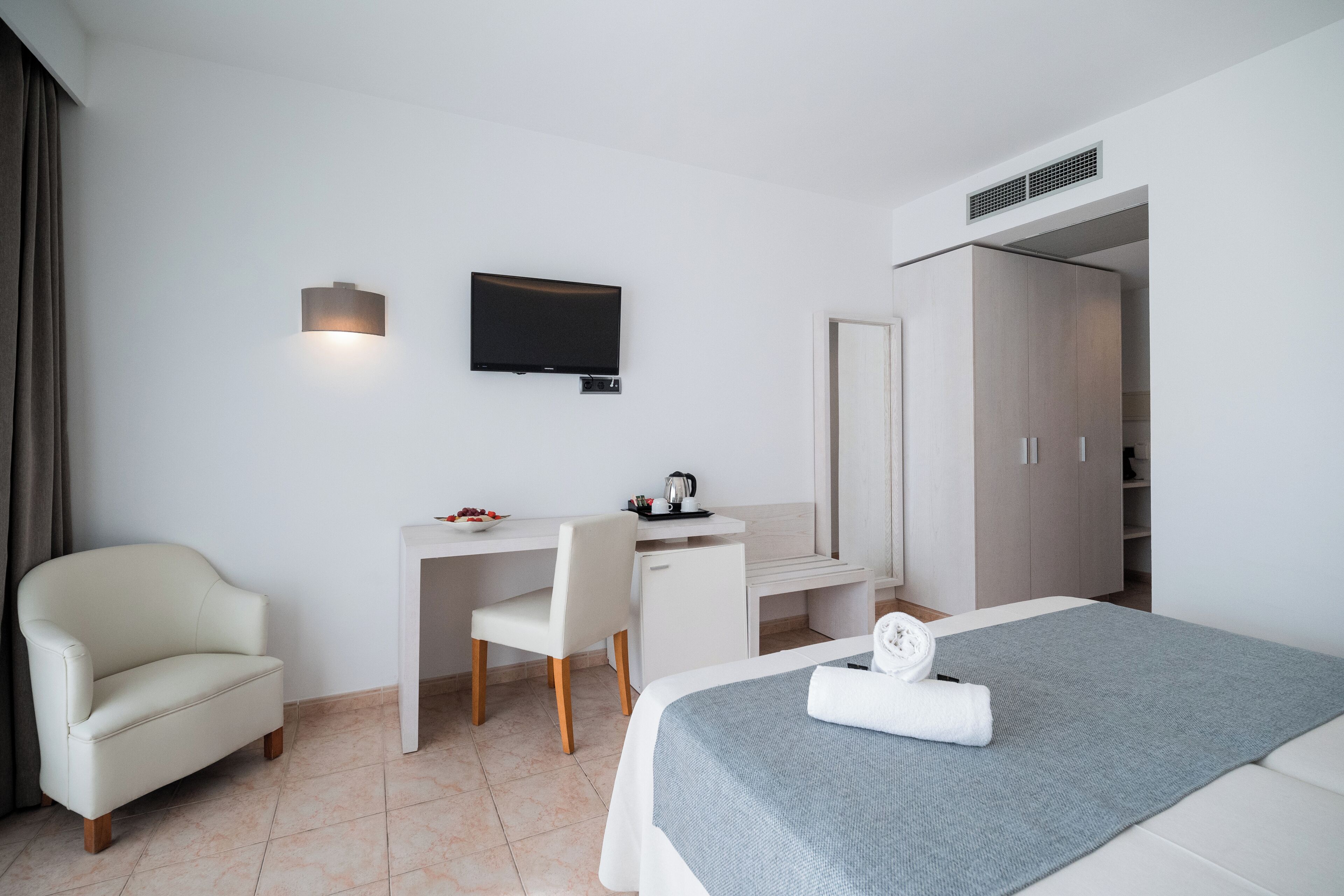 1 bedroom, desk, soundproofing, cots/infant beds