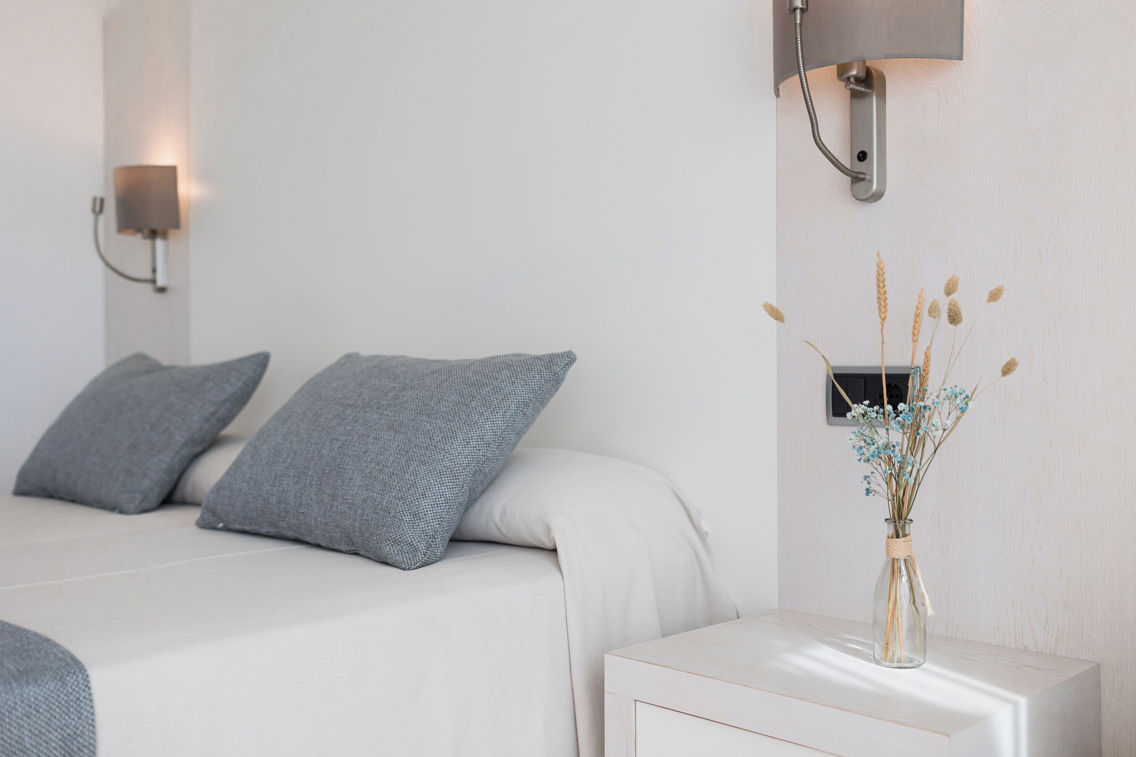 1 bedroom, desk, soundproofing, cots/infant beds