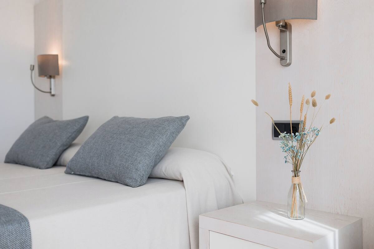 1 bedroom, desk, soundproofing, cots/infant beds