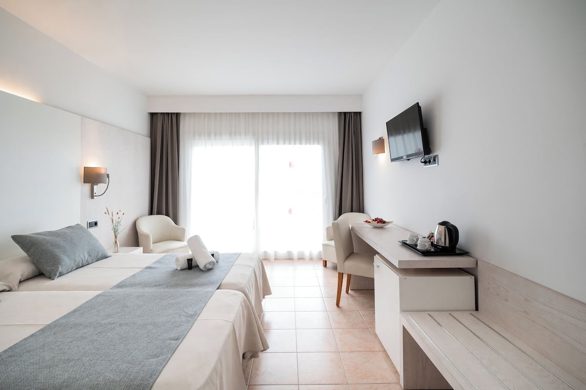 1 bedroom, desk, soundproofing, cots/infant beds