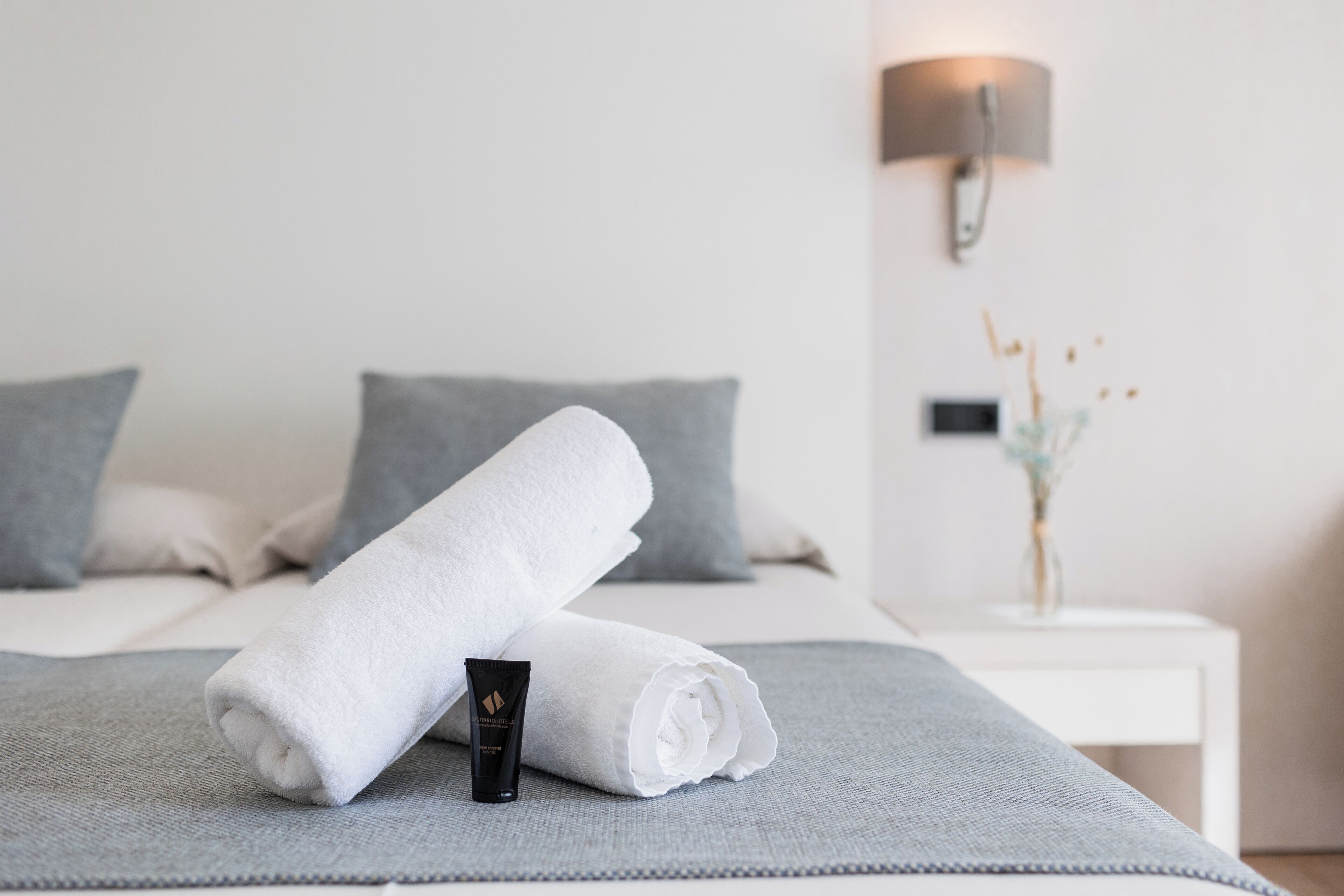 1 bedroom, desk, soundproofing, cots/infant beds