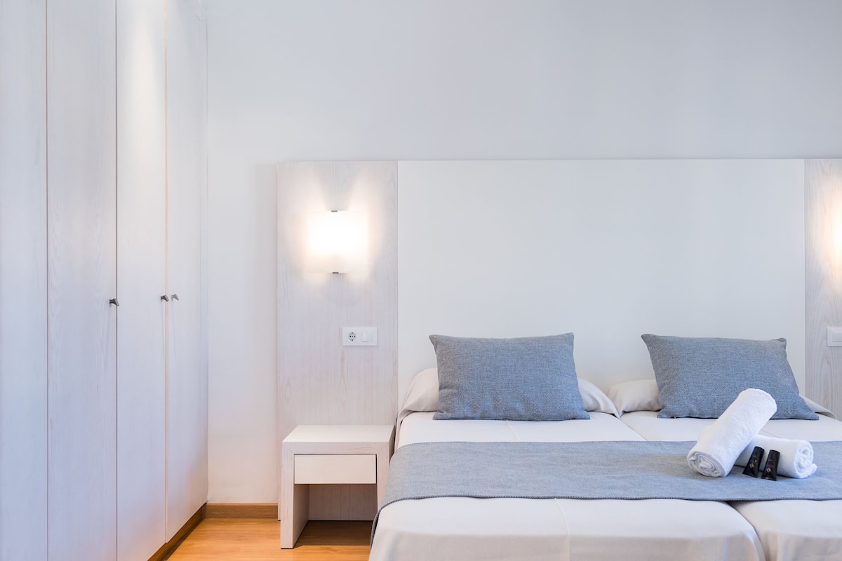 1 bedroom, desk, soundproofing, cribs/infant beds