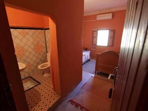 Douche, articles de toilette gratuits, serviettes fournies