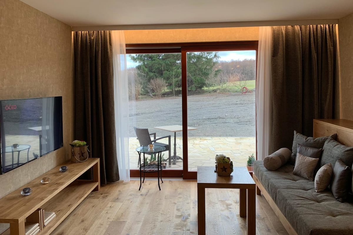 Dupleks (Apartment) | Pengeskab på værelset, skrivebord, mørklægningsgardiner, lydisolering