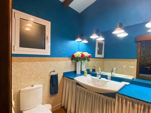 Baignoire, sèche-cheveux, serviettes fournies, papier toilette