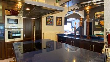 Een koelkast, een microgolfoven, een oven, een kookplaat