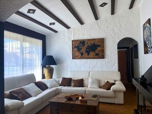 Televisión, chimenea, reproductor de DVD y estéreo 