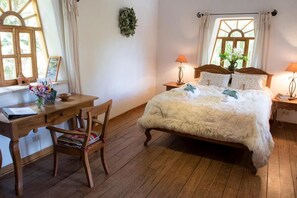 Värdeförvaringsskåp på rummet, individuell inredning och skrivbord