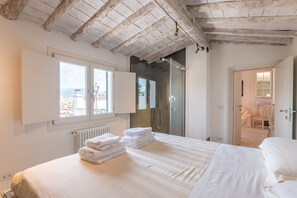 Apartment, 1 Bedroom | 1 bedroom, iron/ironing board, free cribs/infant beds, free WiFi - Ponte Vecchio Terrace (Florence)