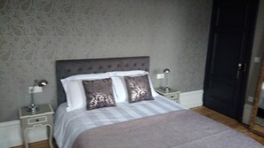 Deluxe Room | Individually decorated, individually furnished, blackout drapes - Maison Ulysse (Amiens)