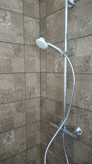 Double Room (Sous les toits) | Bathroom shower - Maison Ulysse (Amiens)