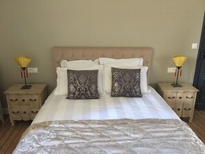 بديكورات فريدة لكل غرفة وطراز فريد لكل وحدة وستائر تعتيم