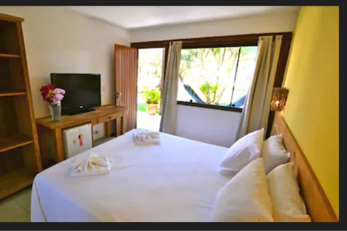 Minibar, in-room safe, bed sheets