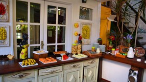 Una encimera de cocina con diferentes alimentos y utensilios.