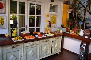 Free daily buffet breakfast - Kilandukilu (Búzios)