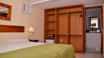 Frigobar, cofres nos quartos, roupa de cama