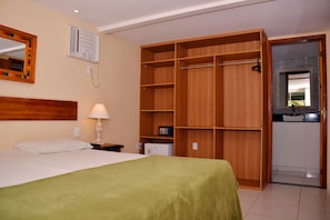 Frigobar, cofres nos quartos, roupa de cama