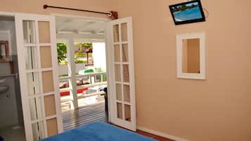 Frigobar, cofres nos quartos, roupa de cama