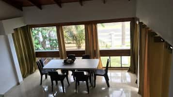 Comfort Apartment, 2 Bedrooms | Makan dalam bilik