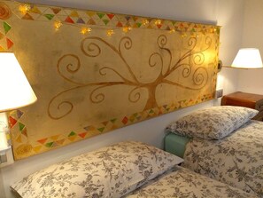 Camera con 2 letti singoli, bagno privato (External) | 1 camera, minibar, una scrivania, tende oscuranti