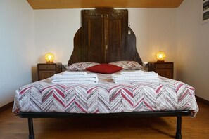 Tweepersoonskamer, privébadkamer (External) | 1 slaapkamer, een minibar, een bureau, verduisterende gordijnen