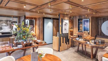 2 restaurantes; se sirven desayunos, almuerzos, cenas y cocina local