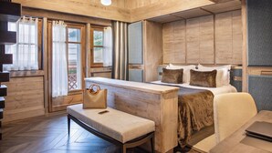 Camera da letto in legno con un letto, una panca e una scrivania.