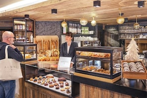 2 ห้องอาหาร, บริการอาหารเช้า อาหารกลางวัน อาหารเย็น, อาหารท้องถิ่น