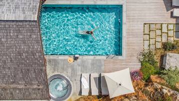 Piscine couverte, parasols de plage, chaises longues