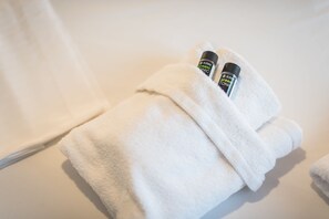 En vit handduk och två flaskor av My Roots gröna tonic.
