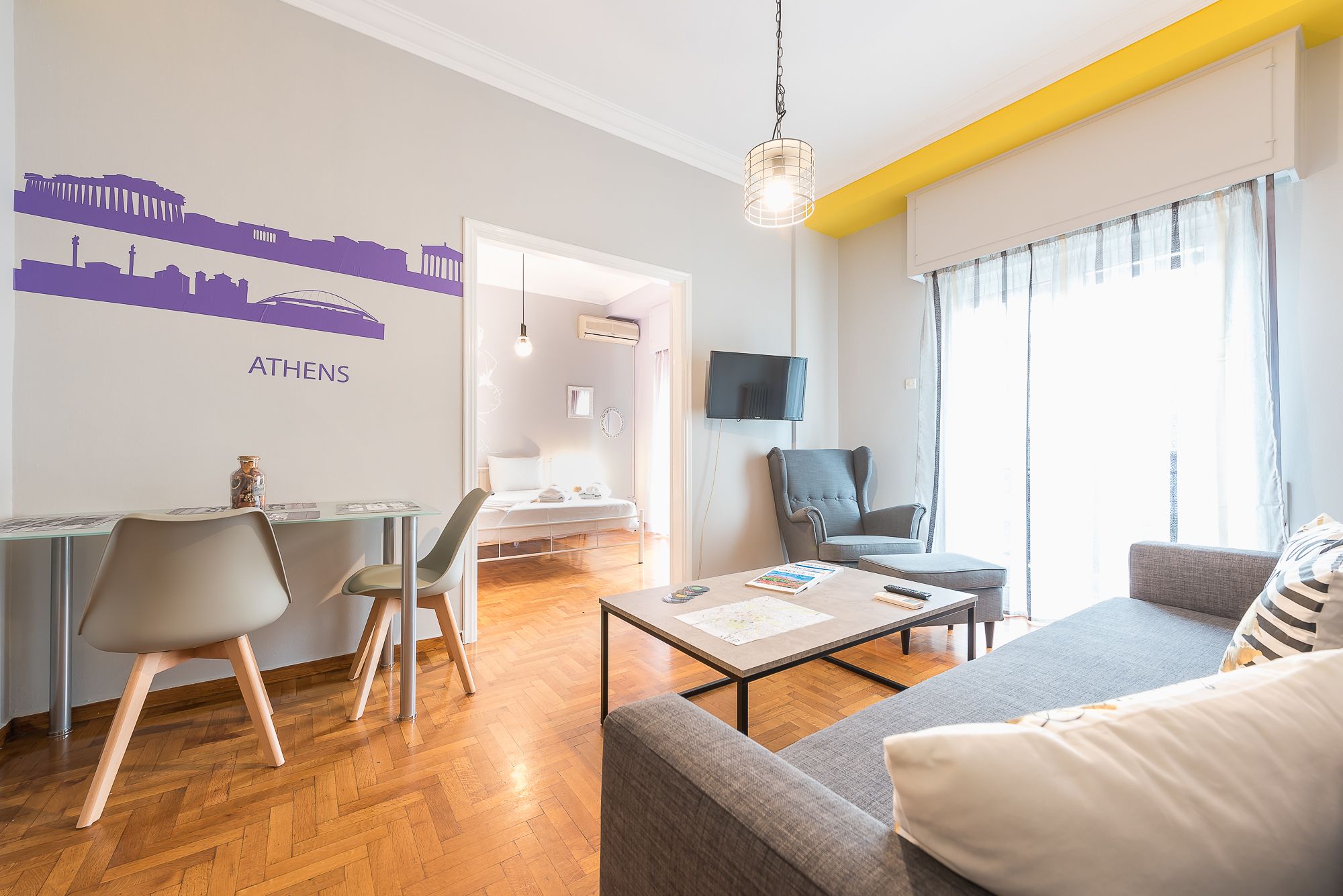 Departamento urbano | Área de sala de estar | Televisión de pantalla plana de 32 pulgadas con canales digitales 