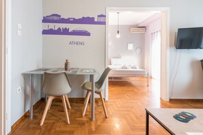 Departamento urbano | Área de sala de estar | Televisión de pantalla plana de 32 pulgadas con canales digitales 
