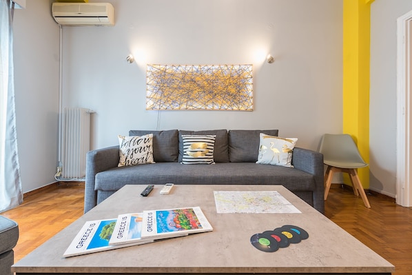 Appartement Ville | Aire de séjour | Téléviseur à écran plat de 32 po avec télévision numérique, téléviseur