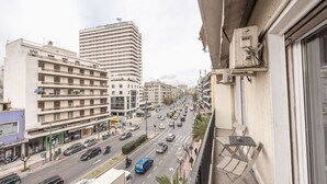 Eine belebte Stadtstraße mit dem Hotel "President Hotel" im Hintergrund.