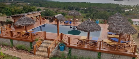 2 kolam renang outdoor, dengan kursi berjemur