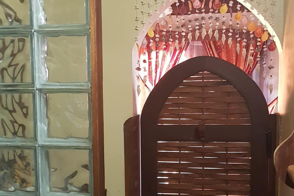Eenvoudige bungalow, 2 queensize bedden | Badkamer | Een douche, een regendouche, gratis toiletartikelen, handdoeken