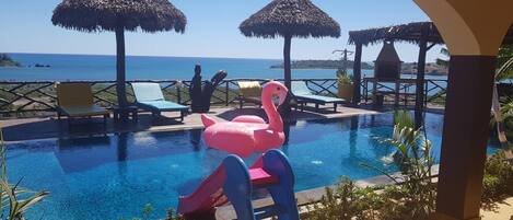 2 piscines extérieures, chaises longues