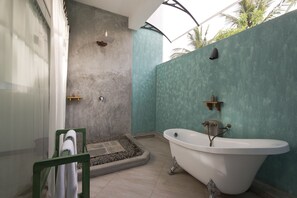 Deluxe Double Room, 1 King Bed, Ocean View | Bathroom | Deep soaking tub, rainfall showerhead, free toiletries, hair dryer - Amaloh Boutique Resort (Matara)