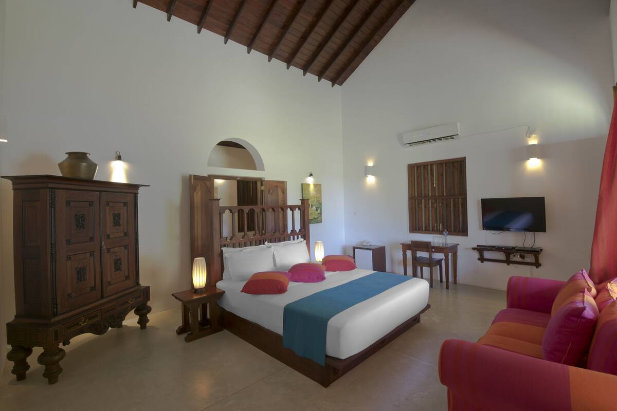 Superior Double Room, 1 King Bed | In-room safe, rollaway beds (surcharge), WiFi (free)