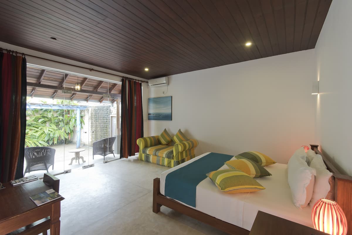 Quarto casal luxo, 1 cama King, vista para o oceano | Cofres nos quartos, camas extras/dobráveis (sobretaxa)