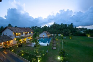 Indoor pool, 13 outdoor pools - Amaloh Boutique Resort (Matara)