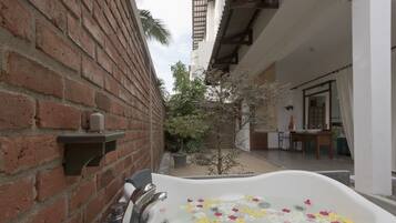 Bathtub besar, pancuran hujan,  dan perlengkapan mandi gratis