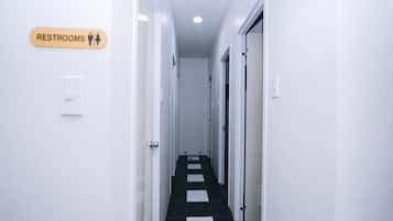 Shower, free toiletries, bidet, towels