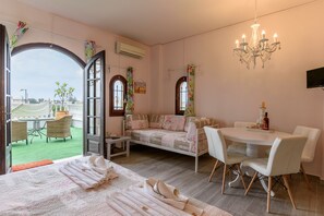 Estudio Deluxe, terraza (Afroditi) | Ropa de cama hipoalergénica, minibar, decoración individual