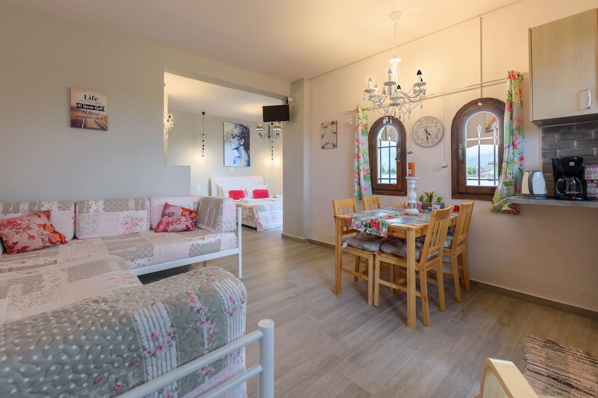 Suíte estúdio família, vista parcial para o mar (Poseidon) | Roupas de cama antialérgicas, frigobar, individualmente decorados